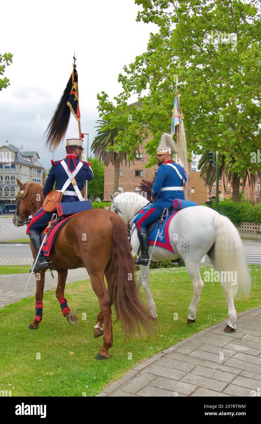 Due soldati della Guardia reale in uniforme a cavallo verso Mesones per una sfilata pubblica Santander Cantabria Spagna 12 maggio 2024 Foto Stock