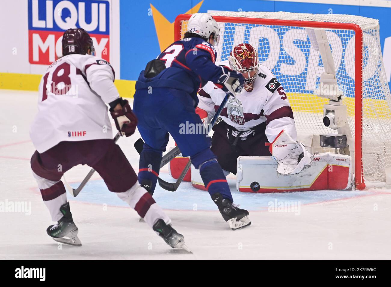 Ostrava, Repubblica Ceca. 21 maggio 2024. Lettonia vs USA gruppo B, partita del Campionato del mondo IIHF 2024 a Ostrava, Repubblica Ceca, 21 maggio 2024. Da sinistra Rodrigo Abols della Lettonia, Michael Eyssimont degli Stati Uniti, Kristers Gudlevskis portiere della Lettonia. Crediti: Jaroslav Ozana/CTK Photo/Alamy Live News Foto Stock