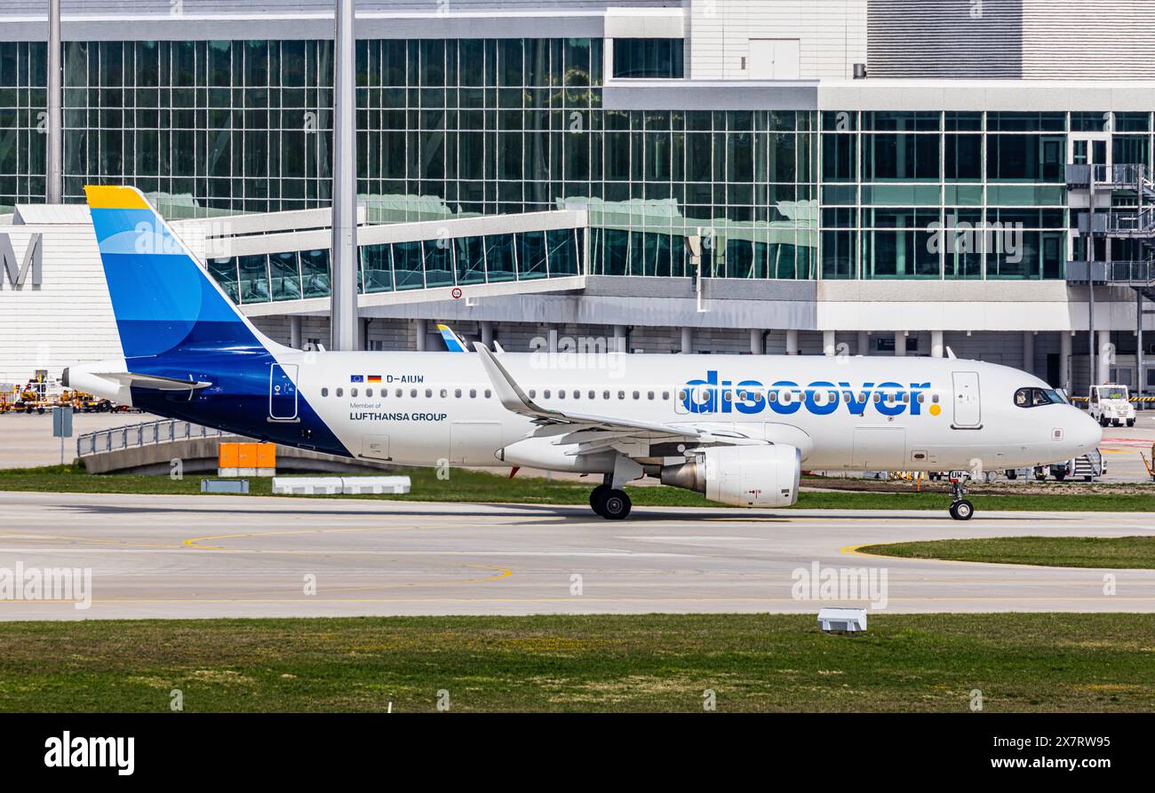 Monaco di Baviera, Germania, 6 aprile 2024: Un Airbus A320-214 da Discover Airlines taxi alla pista dell'aeroporto di Monaco. Registrazione D-AIUW. (Foto di Andreas Foto Stock