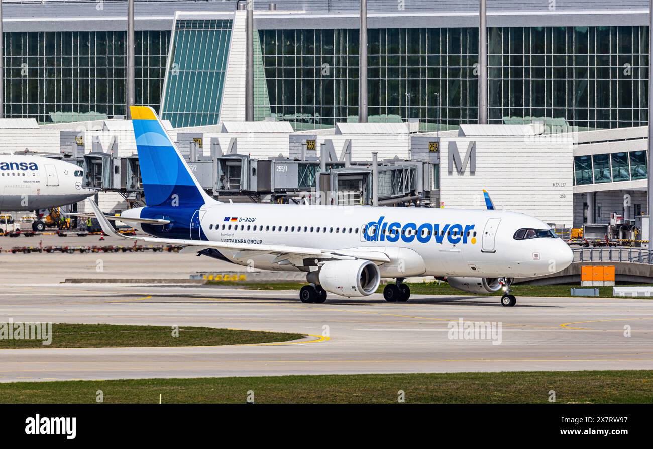 Monaco di Baviera, Germania, 6 aprile 2024: Un Airbus A320-214 da Discover Airlines taxi alla pista dell'aeroporto di Monaco. Registrazione D-AIUW. (Foto di Andreas Foto Stock