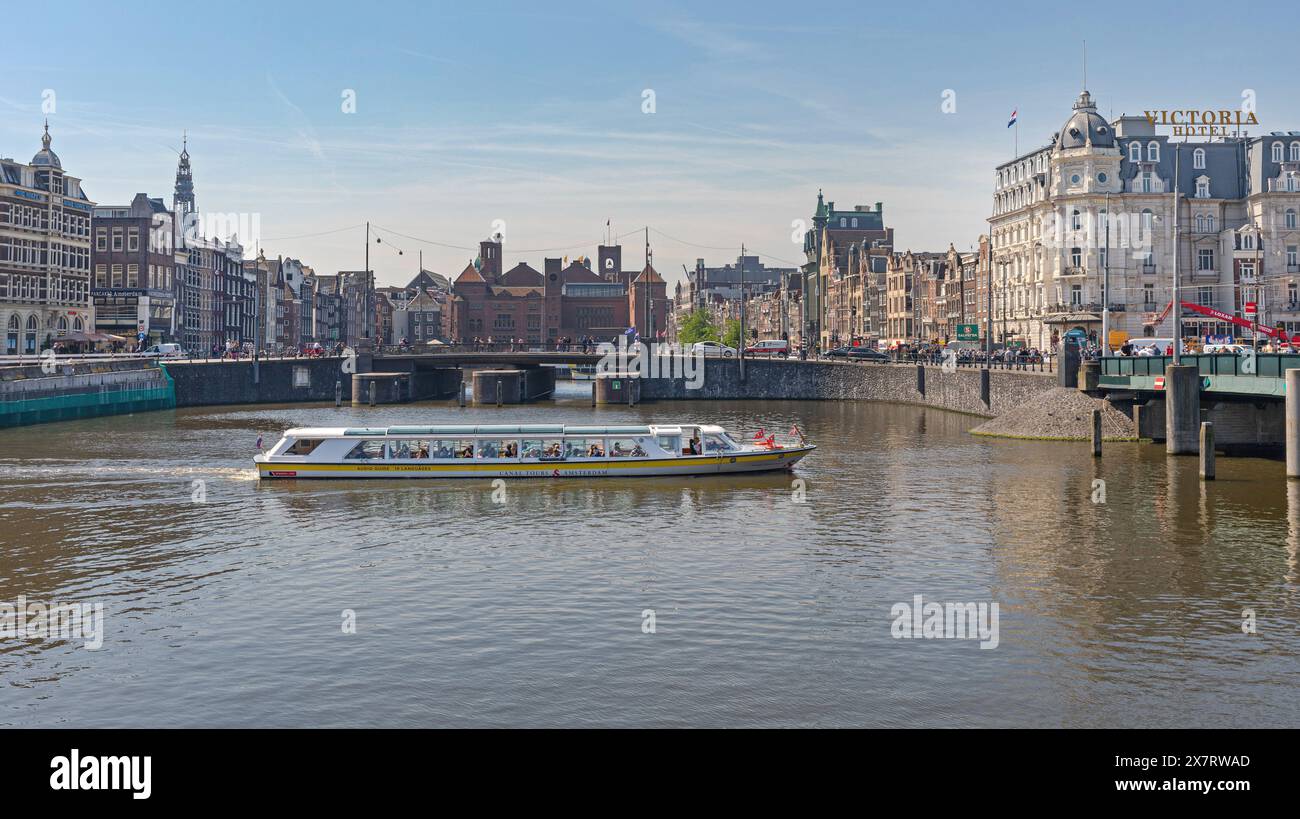 Amsterdam, Paesi Bassi - 14 maggio 2018: Crociere sui canali Long Boat alla giornata di primavera nel centro della città. Foto Stock