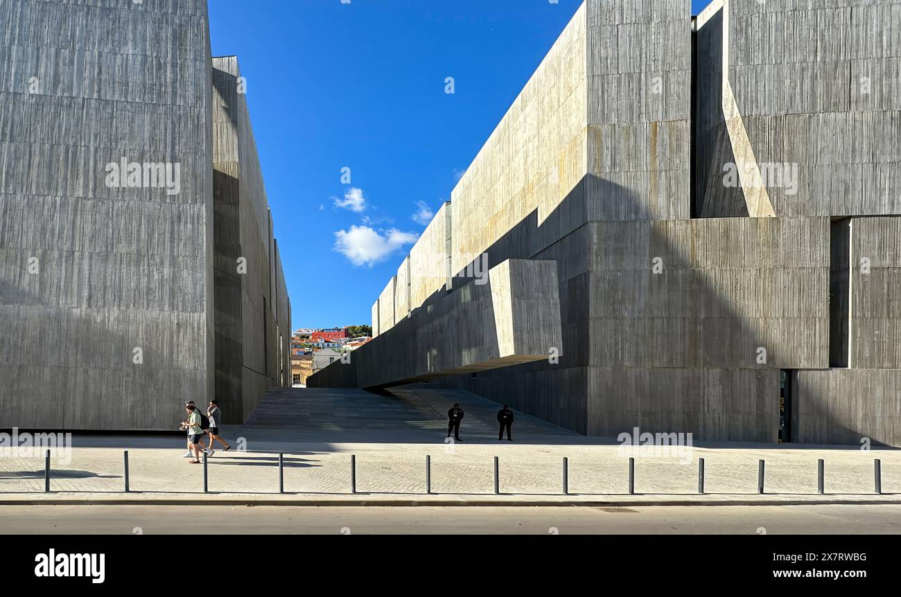 Lisbona, EDP Sede II, architettura moderna. Il nuovo edificio della società elettrica portoghese dell'architetto argentino Alejandro Aravena. Foto Stock
