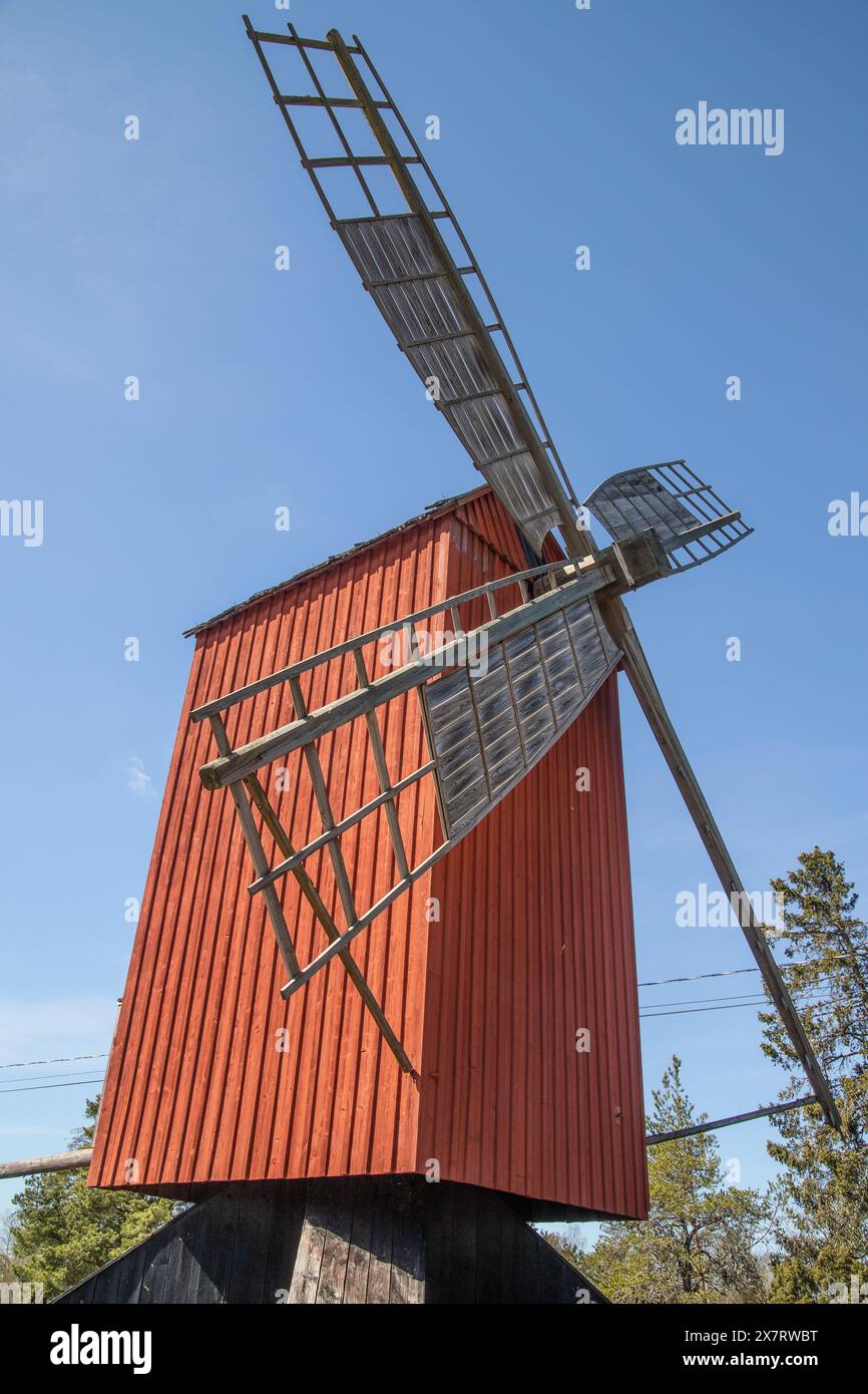 Vecchio mulino rosso nella campagna di Åland, in finlandia. Foto: Bo Arrhed Foto Stock