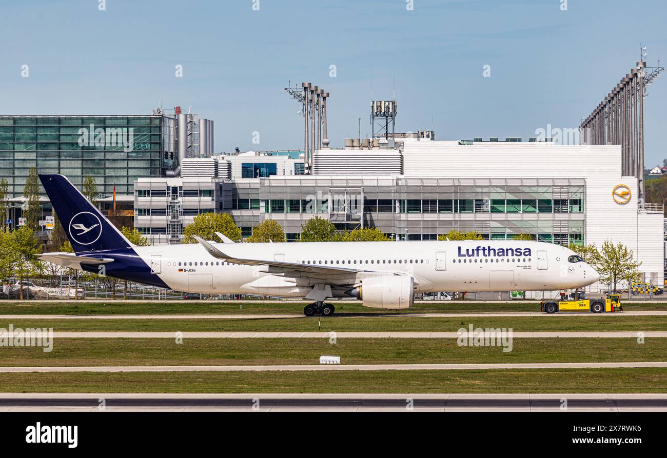 Monaco di Baviera, Germania, 6 aprile 2024: Un Airbus A350-941 della Lufthansa viene trainato al terminal da un pestello. Registrazione D-AIXN. (Foto di Andreas Haas/dieBildma Foto Stock