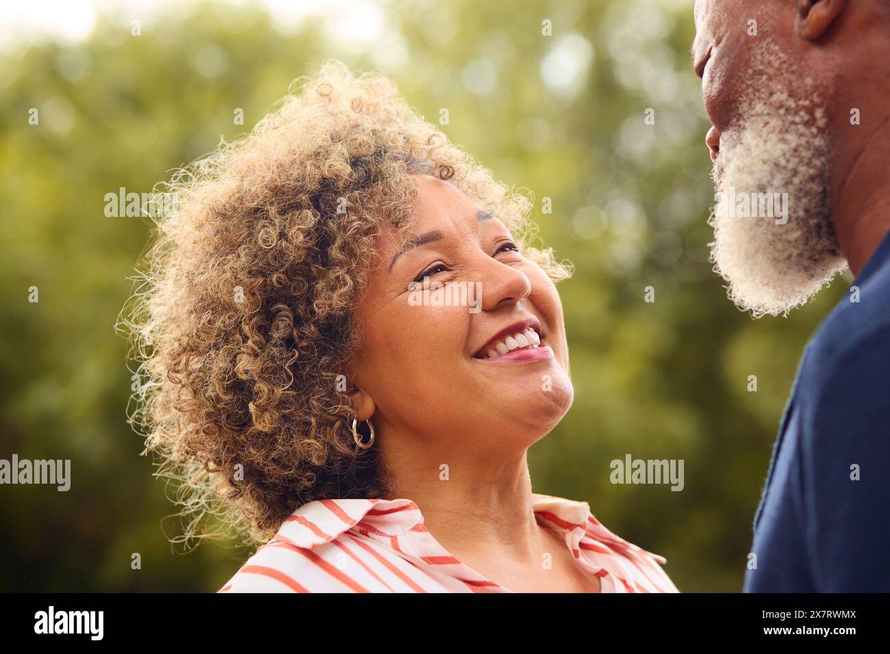 Primo piano di una coppia senior che parla all'aperto in campagna o in giardino Foto Stock