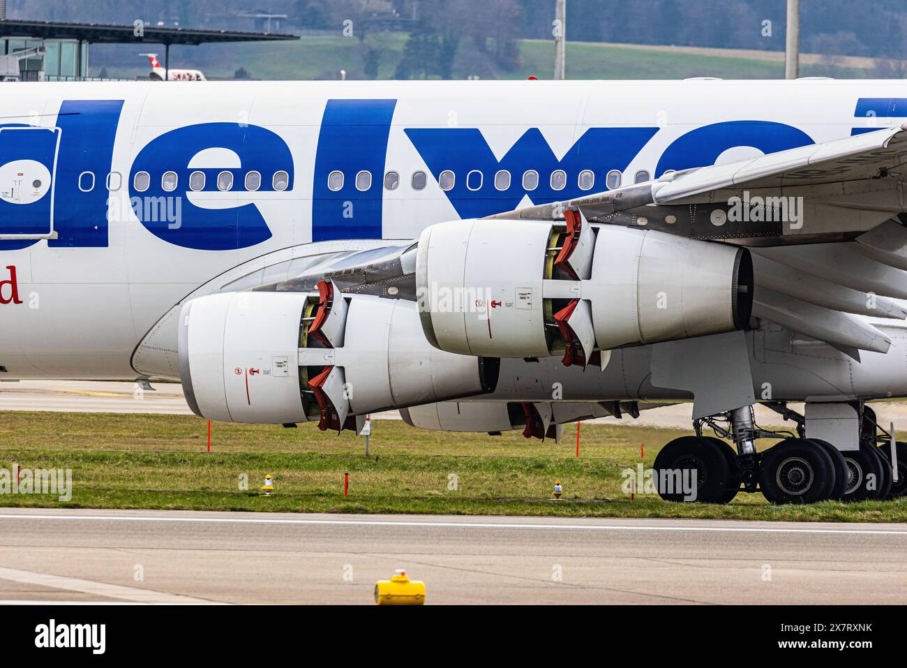 L'Airbus A340-313X di Edelweiss Air è dotato di quattro CFM International CFM 56 (CFM56-5B4/P). Negli Stati Uniti questi motori sono noti anche come motori F 108. Foto Stock