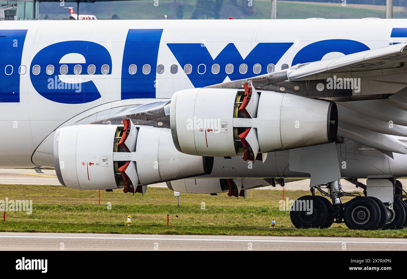 L'Airbus A340-313X di Edelweiss Air è dotato di quattro CFM International CFM 56 (CFM56-5B4/P). Negli Stati Uniti questi motori sono noti anche come motori F 108. Foto Stock