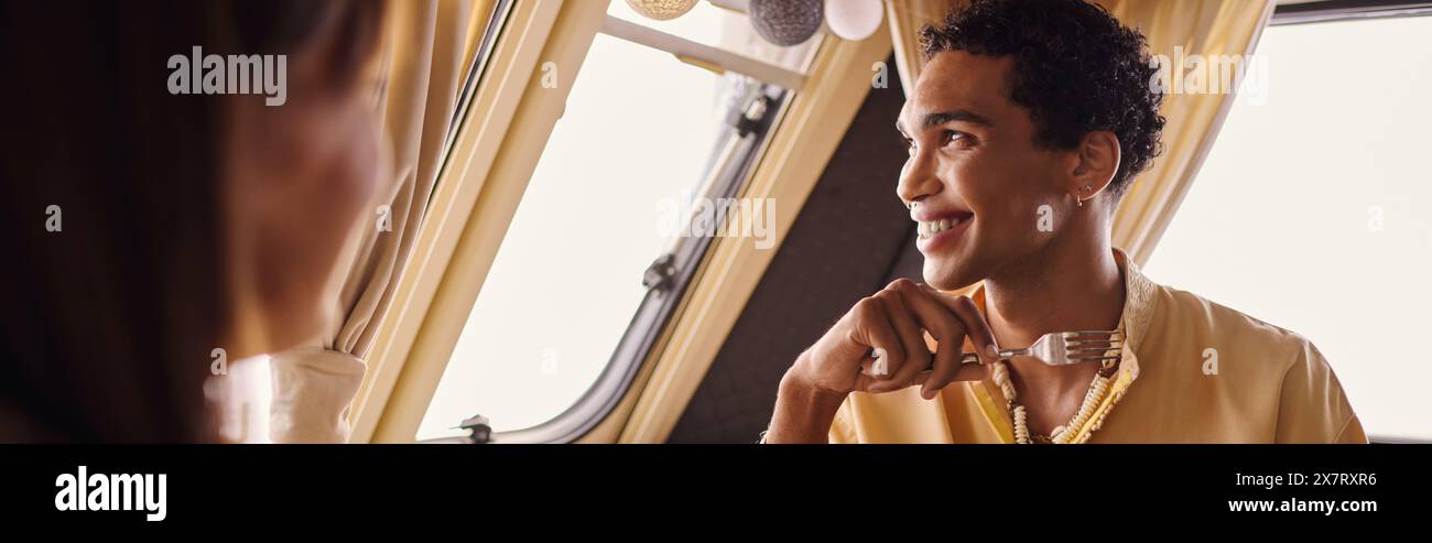 Un uomo con una camicia gialla guarda una donna. Si apre un momento di connessione. Foto Stock