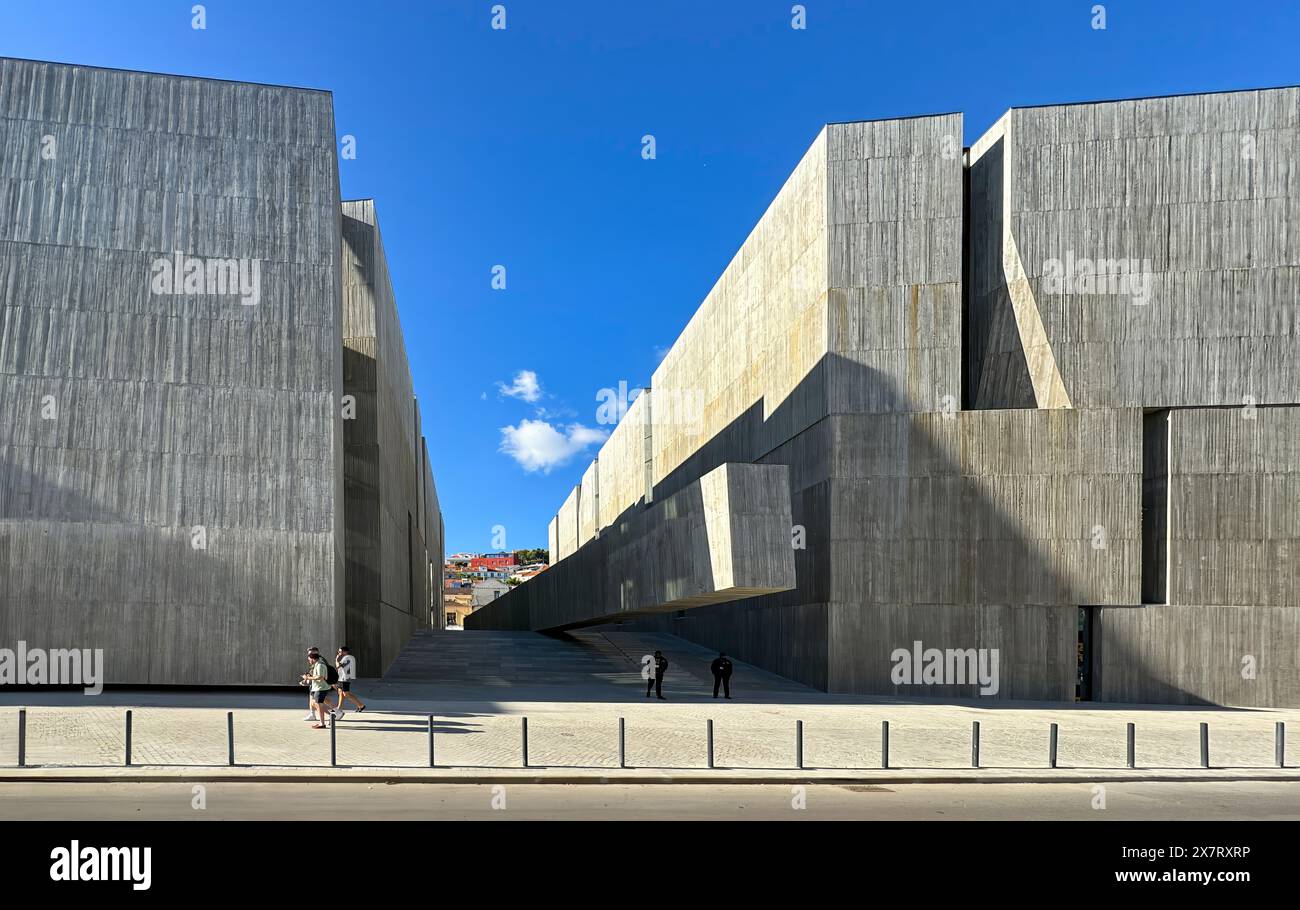 Lisbona, EDP Sede II, architettura moderna. Il nuovo edificio della società elettrica portoghese dell'architetto argentino Alejandro Aravena. Foto Stock