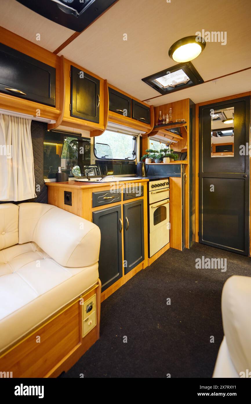 camper con cucina accogliente e soggiorno per una fuga romantica all'avventura. Foto Stock