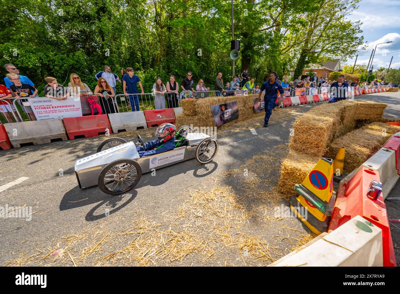Azione durante il derby di beneficenza della soap box Downhill al Great Dunmow Essex nel maggio 2024 Foto Stock