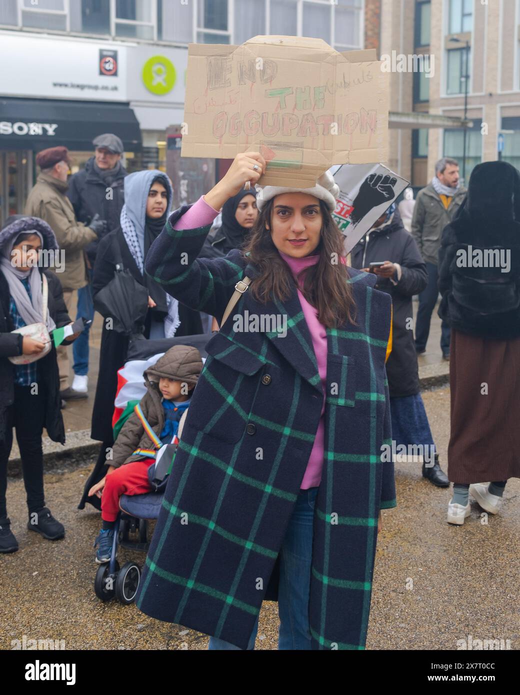 A Woman join Pro Palestine Protestation, 16 dicembre 2023, a Southampton, Regno Unito. Foto Stock