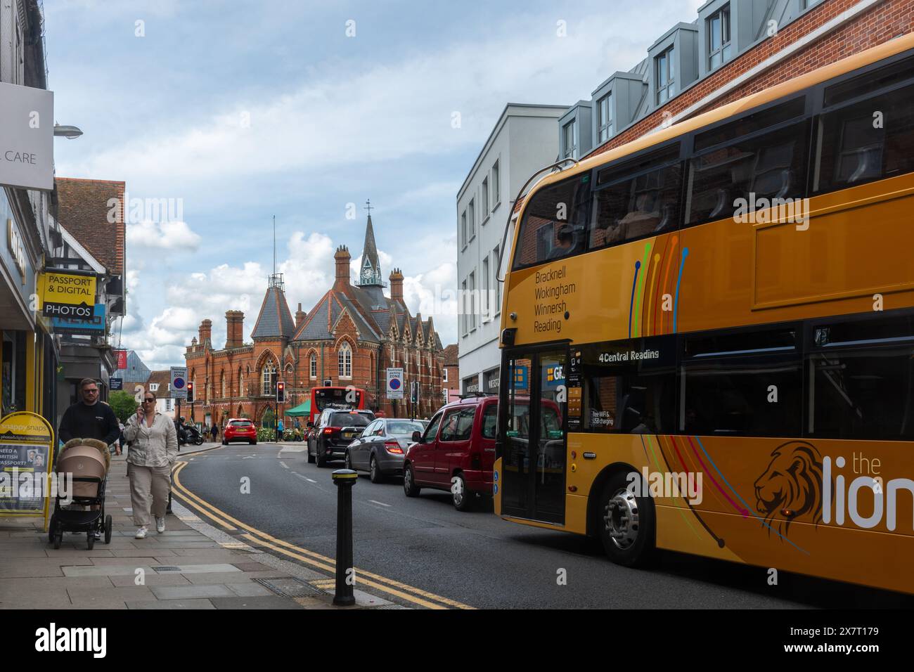 Vista sulla strada del centro di Wokingham con il municipio e il traffico, tra cui un autobus a due piani e pedoni, Berkshire, Inghilterra, Regno Unito Foto Stock