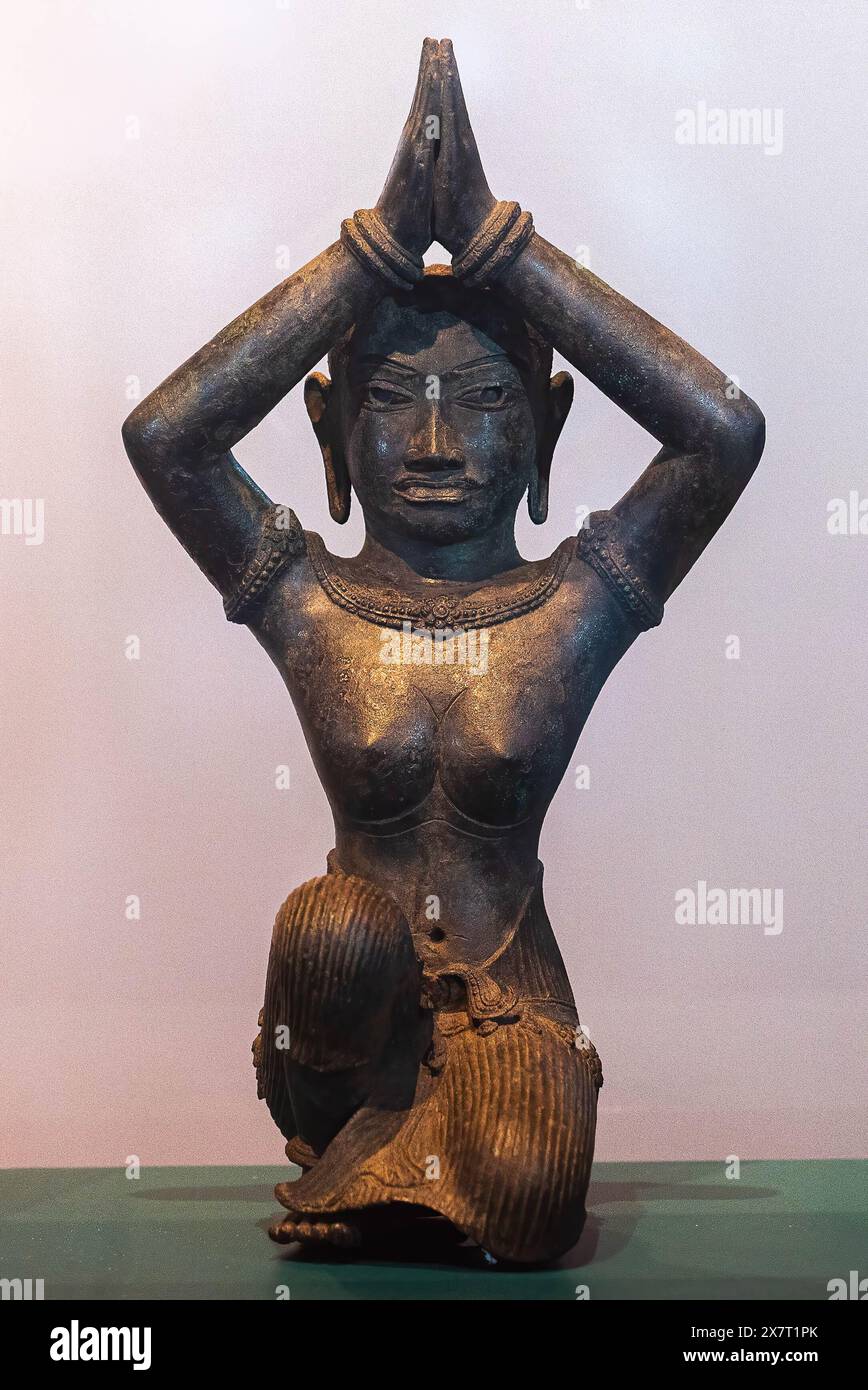 Bangkok, Thailandia. 21 maggio 2024. Statua femminile inginocchiata esposta durante una cerimonia di rimpatrio presso il Museo Nazionale della Thailandia. 2 delle antiche statue in bronzo, una statua di 900 anni del dio indù Shiva, noto anche come "ragazzo d'oro" e "donna inginocchiata", sono state restituite dagli Stati Uniti in Thailandia dopo essere state contrabbandate illegalmente dalla Thailandia nel 1975. Credito: SOPA Images Limited/Alamy Live News Foto Stock