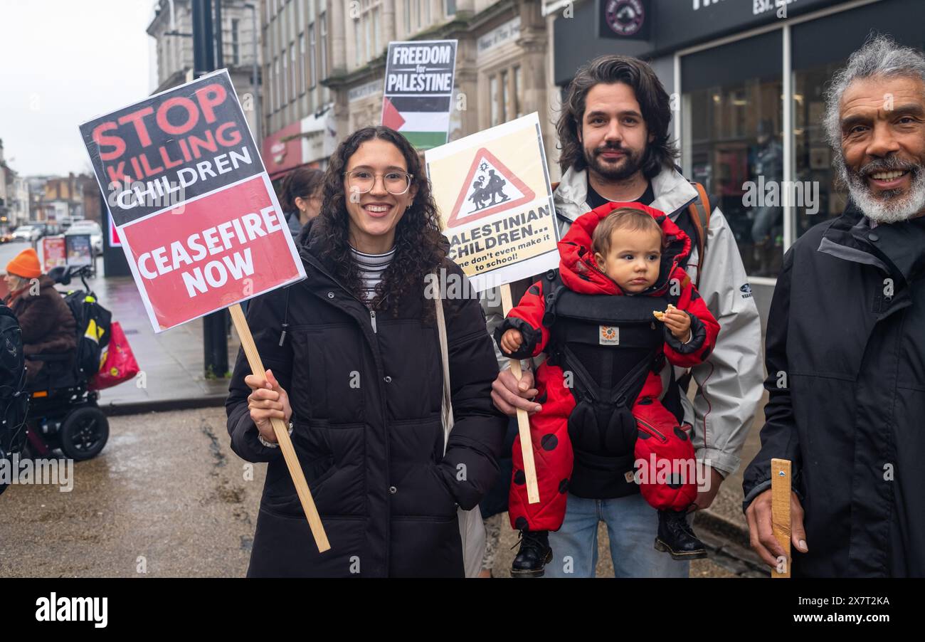 Un gruppo di persone si unisce alla protesta pro-Palestina , 16 dicembre 2023, a Southampton, Regno Unito Foto Stock