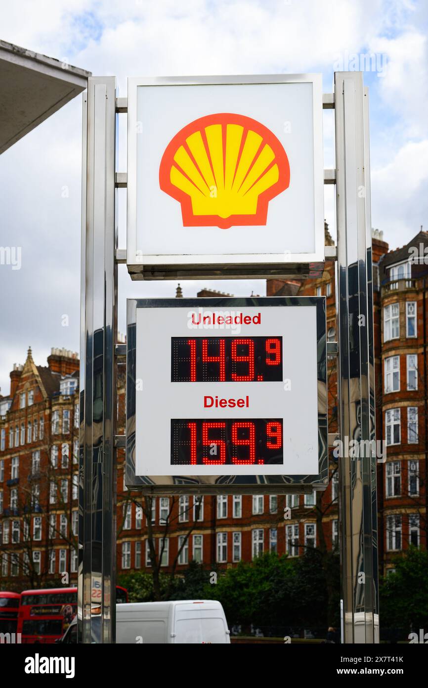 Londra, Regno Unito - 23 marzo 2024; stazione di servizio Shell a Londra con il prezzo del carburante senza piombo e diesel Foto Stock