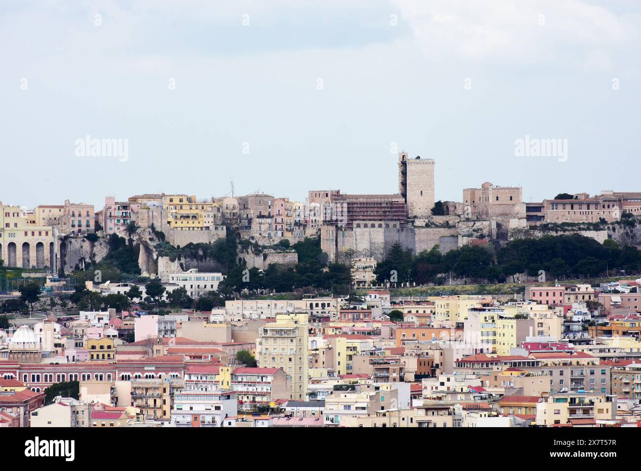 Veduta aerea di Cagliari, Sardegna, Italia, con quartiere Castello fortificato medievale e fortificato, sulla collina sullo sfondo Foto Stock