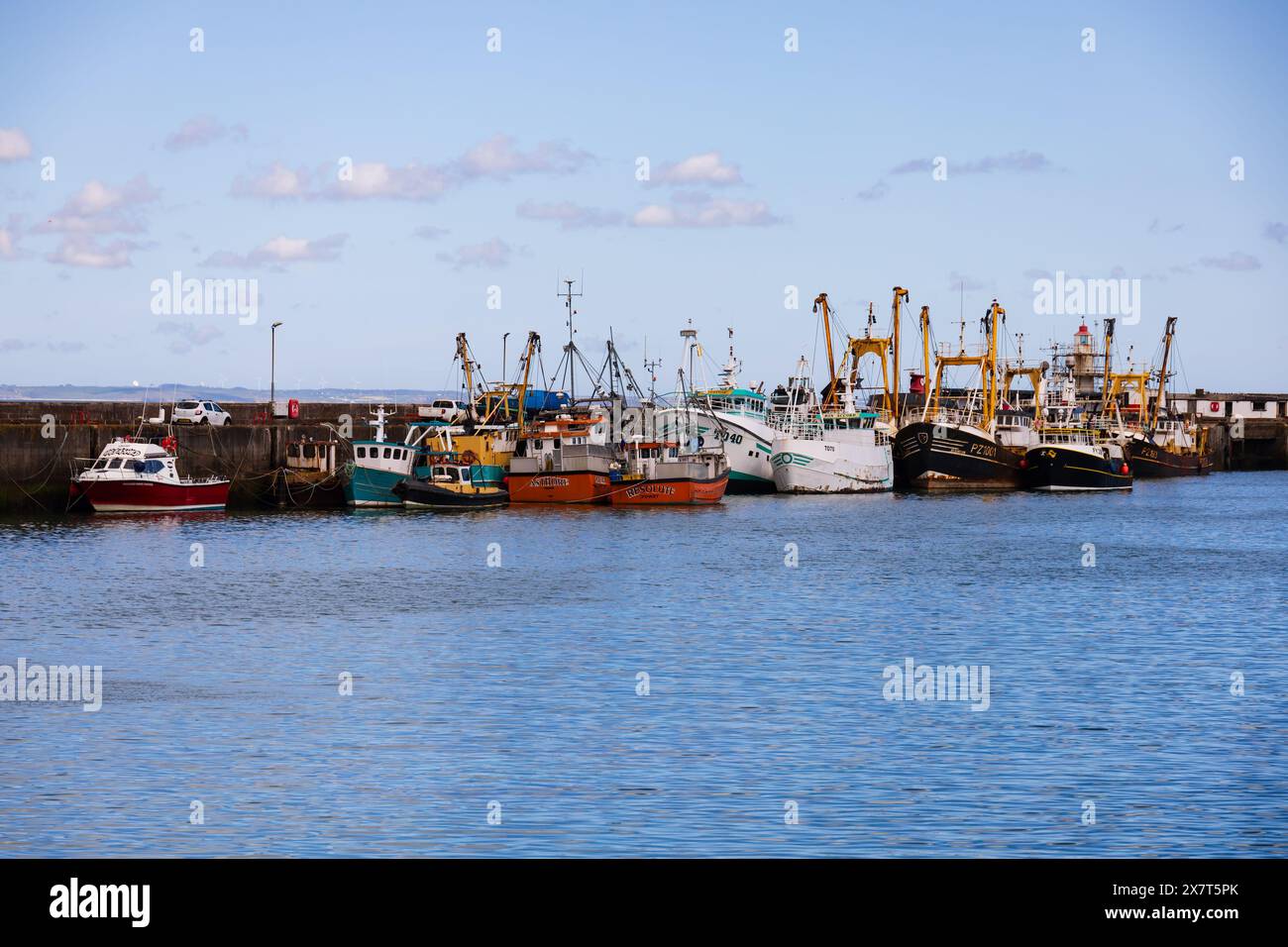 Le barche da pesca fiancheggiano la banchina, il porto di Newlyn, la Cornovaglia, il West Country, l'Inghilterra Foto Stock