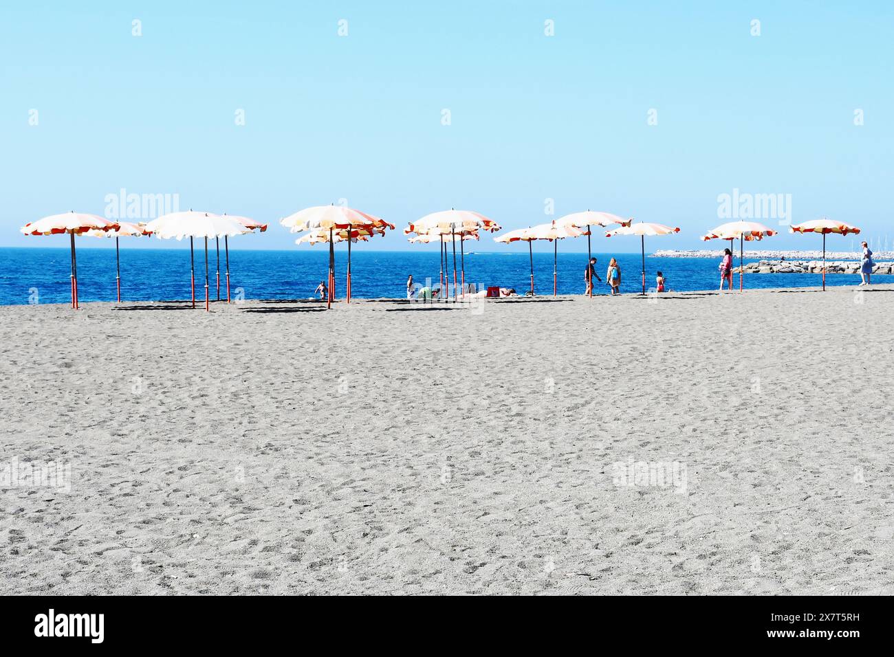 Spiaggia sabbiosa e Mare Azzurro sul lungomare, Marina di Cecina, Cecina, Livorno, Toscana, Italia Foto Stock