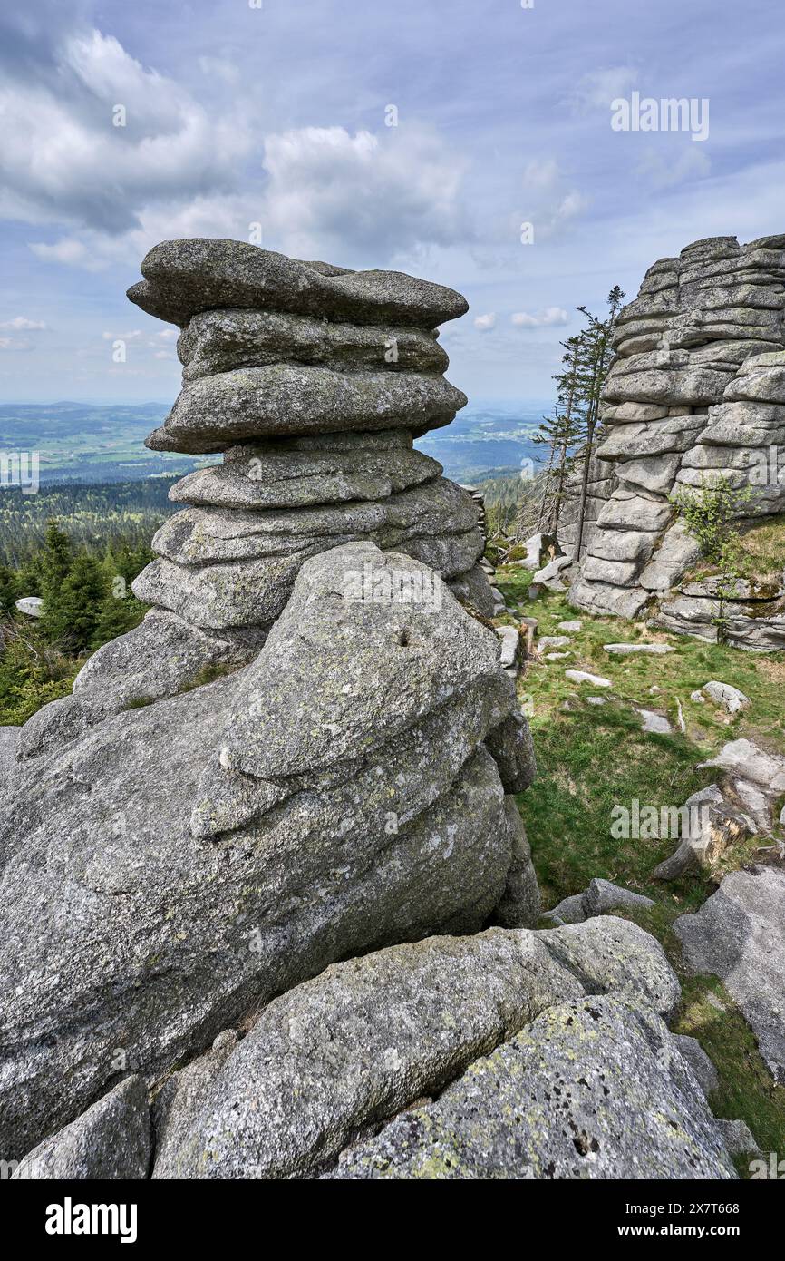 Paesaggio con un'impressionante formazione rocciosa sulla cima di Dreisesselberg nelle montagne della foresta bavarese vicino a Neureichenau, Baviera, Germania Foto Stock