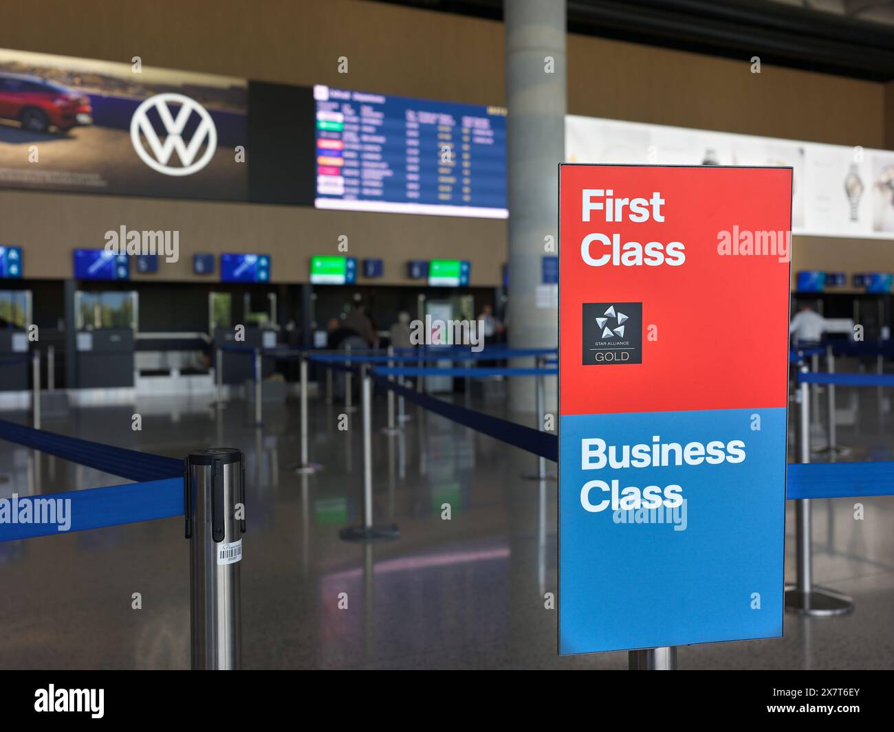 Check-in di prima classe e business class presso l'aeroporto di Lubiana, Slovenia. Foto Stock