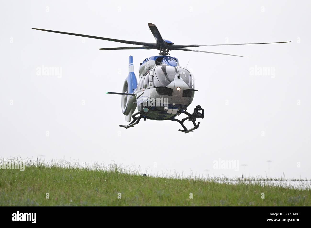 Filderstadt, Germania. 21 maggio 2024. Un elicottero della polizia convertito in rotori a cinque pale atterra allo squadrone di elicotteri della polizia all'aeroporto di Stoccarda. Lo squadrone di elicotteri della polizia del Baden-Württemberg ha convertito l'intera flotta da rotori a quattro pale a cinque pale. I rotori a cinque pale consentono un maggiore carico utile, forniscono caratteristiche di volo più stabili e causano meno rumore degli aeromobili. Crediti: Bernd Weißbrod/dpa/Alamy Live News Foto Stock