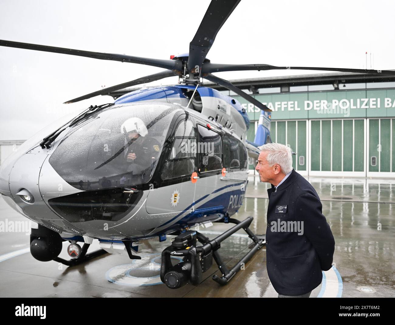 Filderstadt, Germania. 21 maggio 2024. Thomas Strobl (CDU), ministro degli interni del Baden-Württemberg, ispeziona un elicottero della polizia che è stato convertito in rotori a cinque pale all'aeroporto di Stoccarda. Lo squadrone di elicotteri della polizia del Baden-Württemberg ha convertito l'intera flotta da rotori a quattro pale a cinque pale. I rotori a cinque pale consentono un maggiore carico utile, forniscono caratteristiche di volo più stabili e causano meno rumore degli aeromobili. Crediti: Bernd Weißbrod/dpa/Alamy Live News Foto Stock