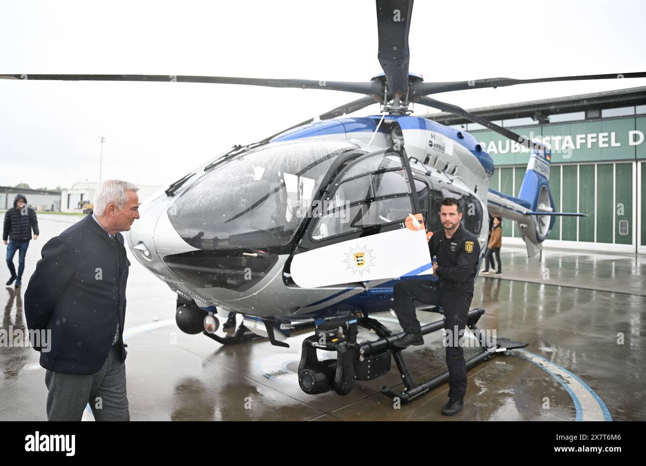 Filderstadt, Germania. 21 maggio 2024. Thomas Strobl (CDU), ministro degli interni del Baden-Württemberg, ispeziona un elicottero della polizia che è stato convertito in rotori a cinque pale all'aeroporto di Stoccarda. Lo squadrone di elicotteri della polizia del Baden-Württemberg ha convertito l'intera flotta da rotori a quattro pale a cinque pale. I rotori a cinque pale consentono un maggiore carico utile, forniscono caratteristiche di volo più stabili e causano meno rumore degli aeromobili. Crediti: Bernd Weißbrod/dpa/Alamy Live News Foto Stock