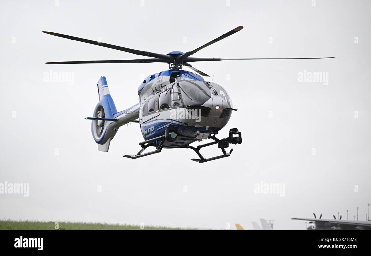 Filderstadt, Germania. 21 maggio 2024. Un elicottero della polizia convertito in rotori a cinque pale atterra allo squadrone di elicotteri della polizia all'aeroporto di Stoccarda. Lo squadrone di elicotteri della polizia del Baden-Württemberg ha convertito l'intera flotta da rotori a quattro pale a cinque pale. I rotori a cinque pale consentono un maggiore carico utile, forniscono caratteristiche di volo più stabili e causano meno rumore degli aeromobili. Crediti: Bernd Weißbrod/dpa/Alamy Live News Foto Stock