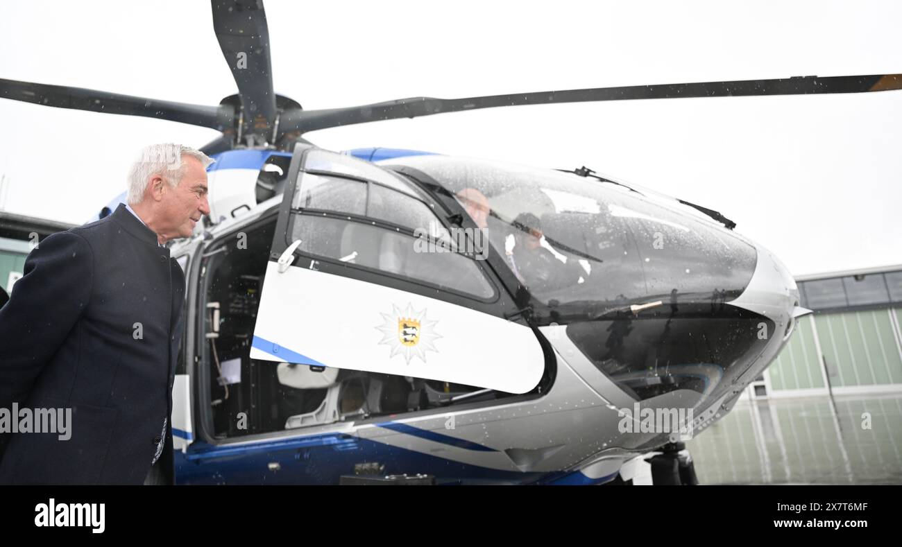 Filderstadt, Germania. 21 maggio 2024. Thomas Strobl (CDU), ministro degli interni del Baden-Württemberg, ispeziona un elicottero della polizia che è stato convertito in rotori a cinque pale all'aeroporto di Stoccarda. Lo squadrone di elicotteri della polizia del Baden-Württemberg ha convertito l'intera flotta da rotori a quattro pale a cinque pale. I rotori a cinque pale consentono un maggiore carico utile, forniscono caratteristiche di volo più stabili e causano meno rumore degli aeromobili. Crediti: Bernd Weißbrod/dpa/Alamy Live News Foto Stock