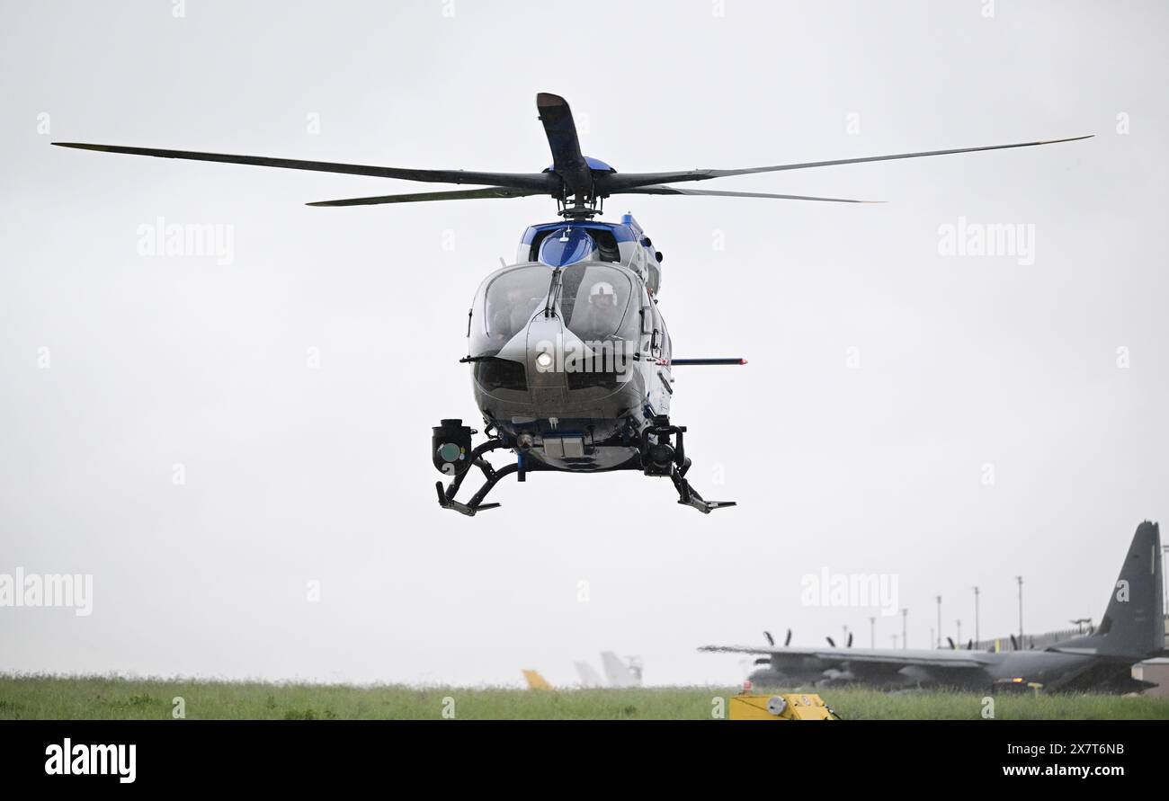 Filderstadt, Germania. 21 maggio 2024. Un elicottero della polizia convertito in rotori a cinque pale atterra allo squadrone di elicotteri della polizia all'aeroporto di Stoccarda. Lo squadrone di elicotteri della polizia del Baden-Württemberg ha convertito l'intera flotta da rotori a quattro pale a cinque pale. I rotori a cinque pale consentono un maggiore carico utile, forniscono caratteristiche di volo più stabili e causano meno rumore degli aeromobili. Crediti: Bernd Weißbrod/dpa/Alamy Live News Foto Stock