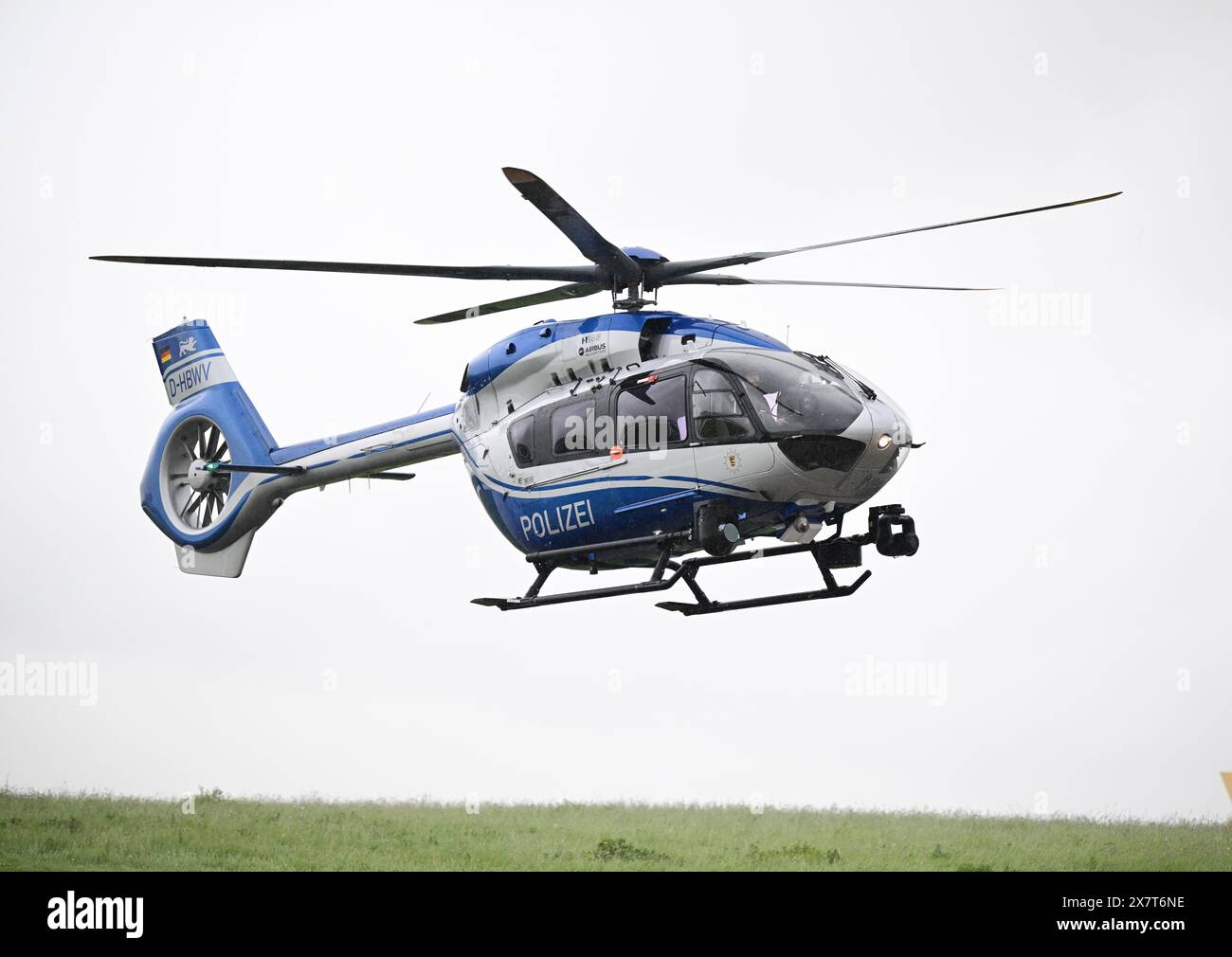 Filderstadt, Germania. 21 maggio 2024. Un elicottero della polizia convertito in rotori a cinque pale atterra allo squadrone di elicotteri della polizia all'aeroporto di Stoccarda. Lo squadrone di elicotteri della polizia del Baden-Württemberg ha convertito l'intera flotta da rotori a quattro pale a cinque pale. I rotori a cinque pale consentono un maggiore carico utile, forniscono caratteristiche di volo più stabili e causano meno rumore degli aeromobili. Crediti: Bernd Weißbrod/dpa/Alamy Live News Foto Stock