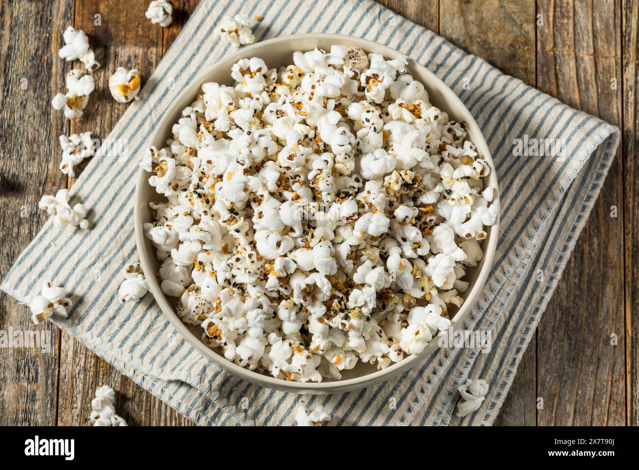 Sano bagel Everying fatto in casa condimento di popcorn con burro e sale Foto Stock