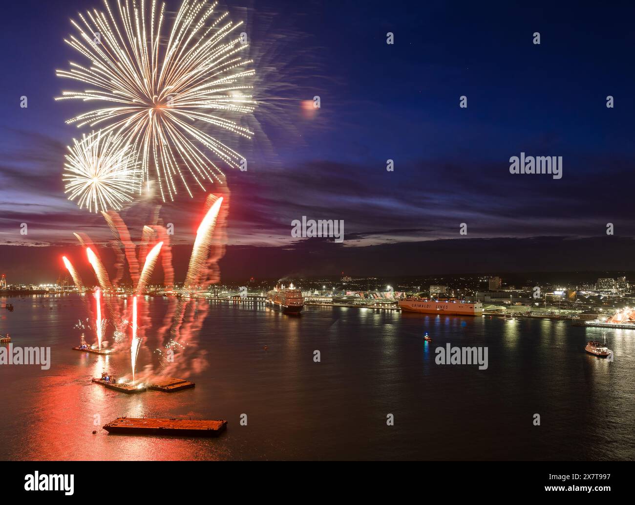 Cunard's New Mega Cruise Liner, Queen Anne parte da Southampton, Hampshire, Regno Unito - 3 maggio 2024 la Queen Anne parte con un magnifico spettacolo di fuochi d'artificio Foto Stock