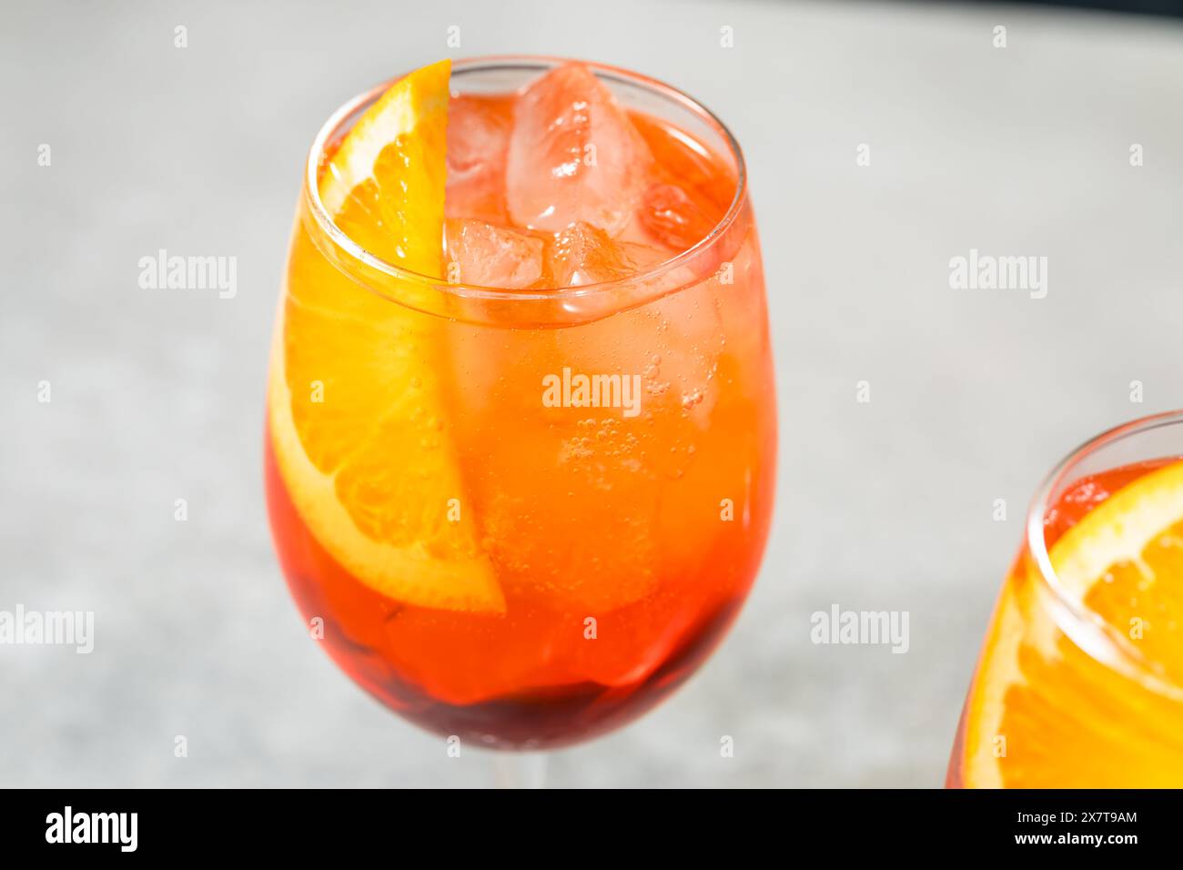 Cocktail fresco e rinfrescante Aperol Spritz con champagne e soda Foto Stock