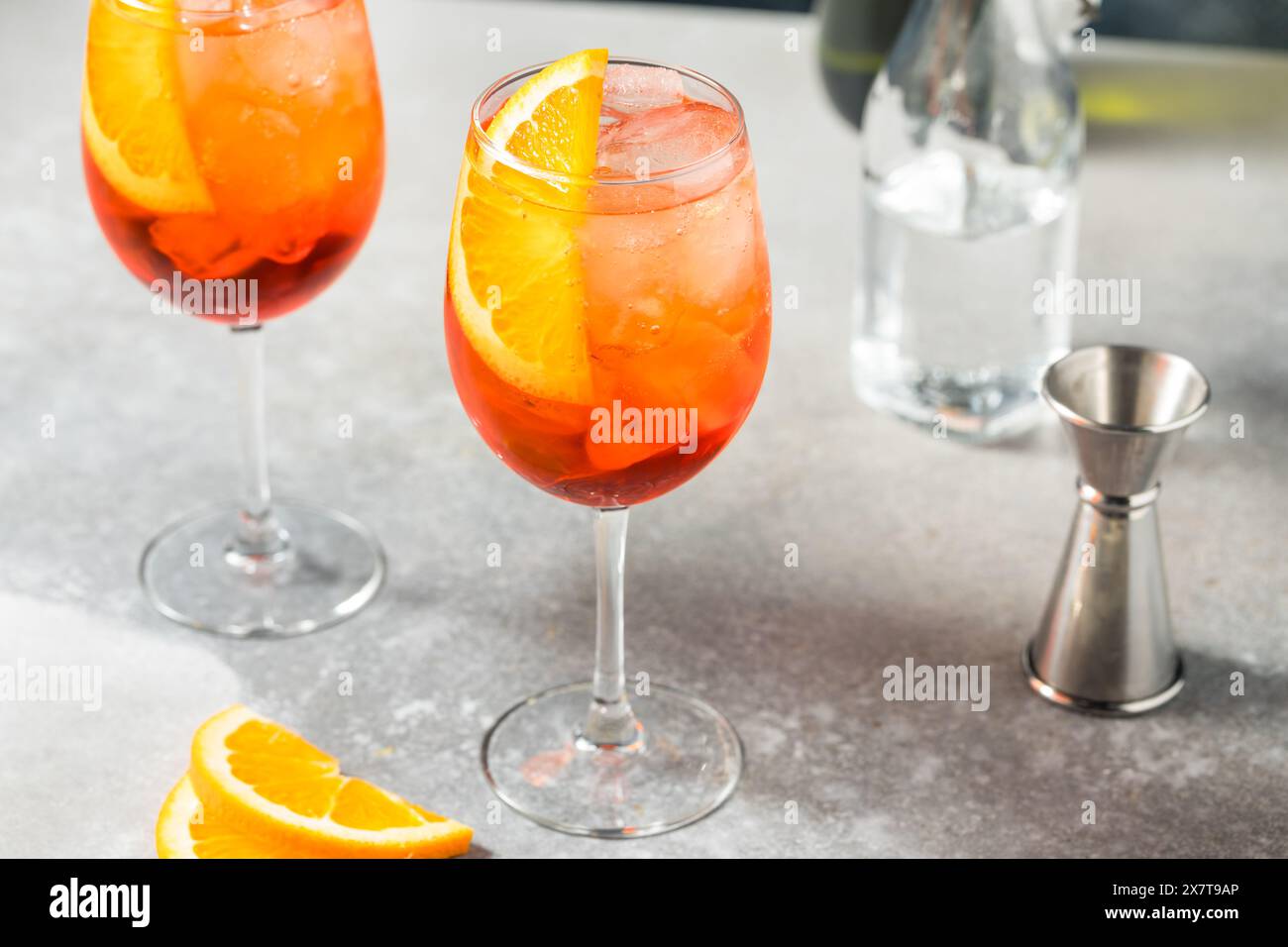 Cocktail fresco e rinfrescante Aperol Spritz con champagne e soda Foto Stock