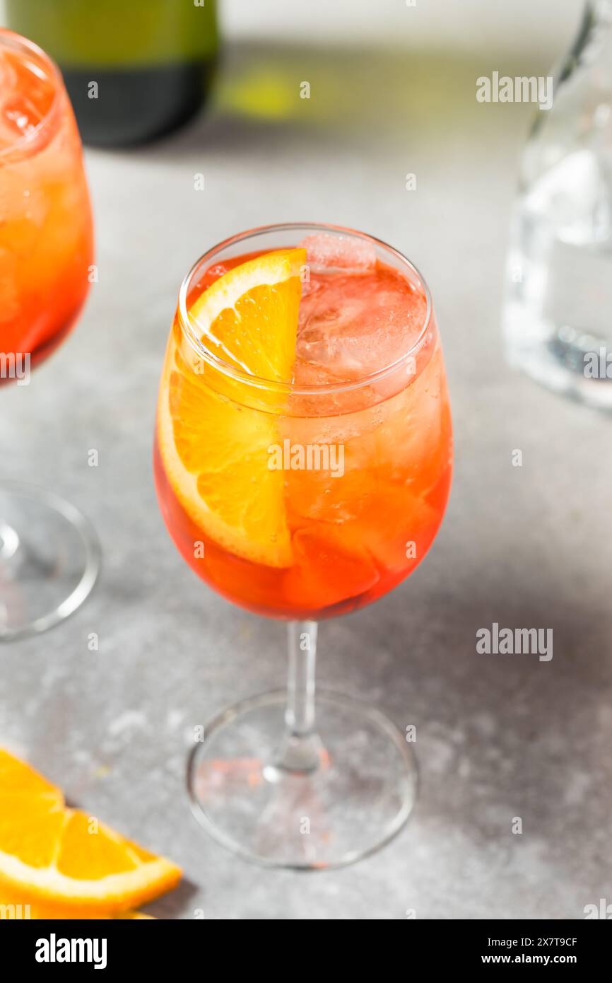 Cocktail fresco e rinfrescante Aperol Spritz con champagne e soda Foto Stock