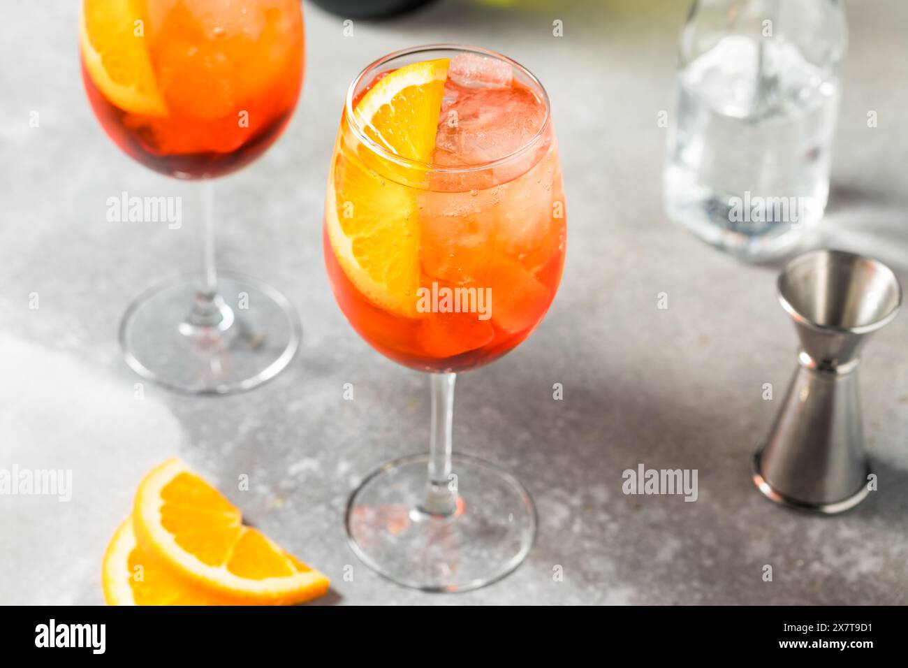 Cocktail fresco e rinfrescante Aperol Spritz con champagne e soda Foto Stock