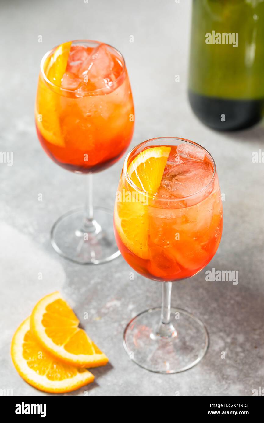 Cocktail fresco e rinfrescante Aperol Spritz con champagne e soda Foto Stock