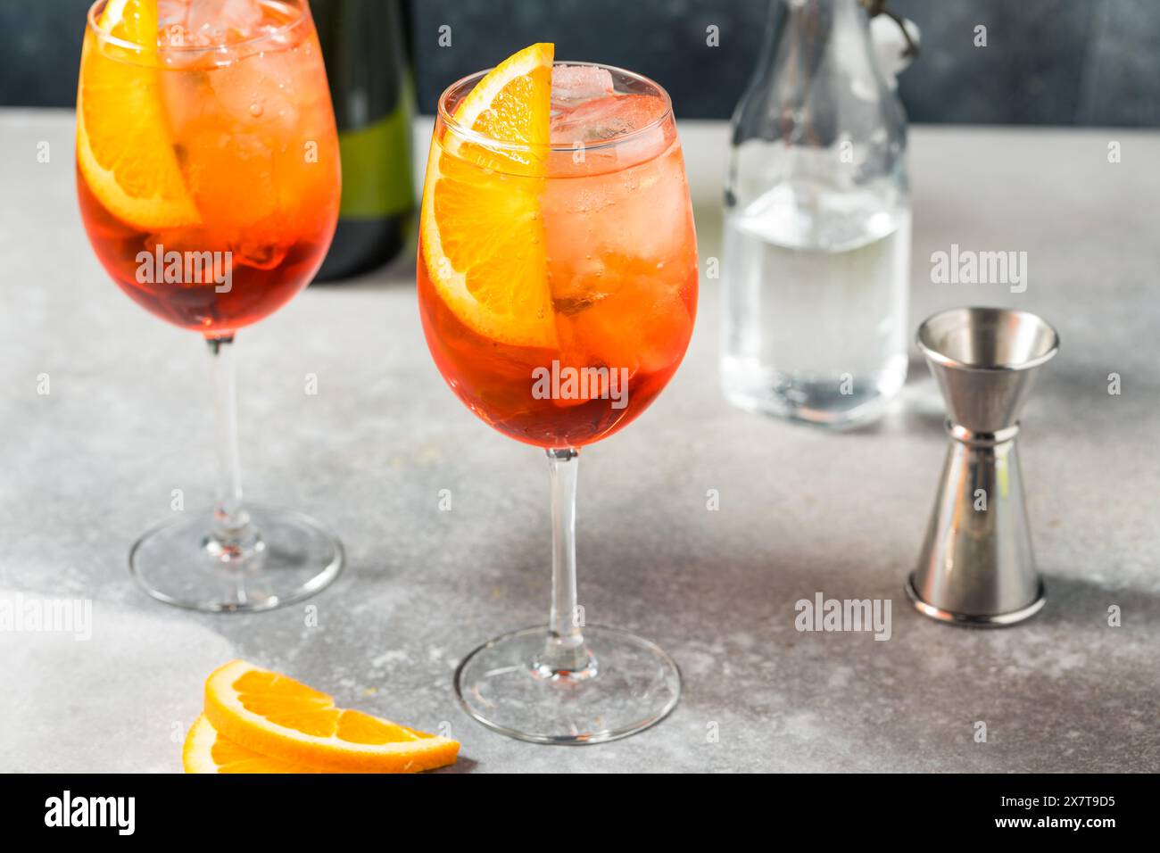 Cocktail fresco e rinfrescante Aperol Spritz con champagne e soda Foto Stock