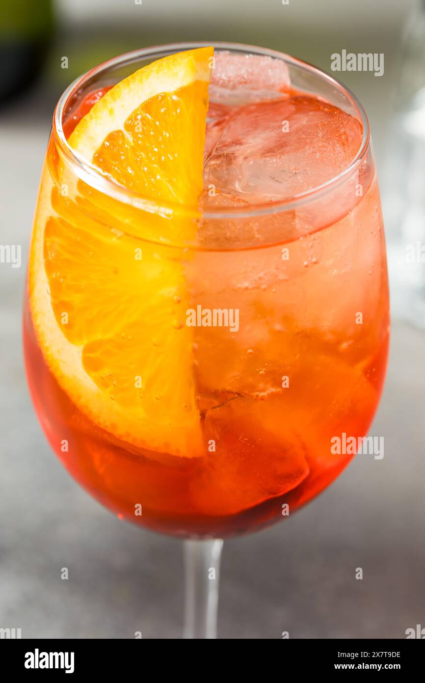 Cocktail fresco e rinfrescante Aperol Spritz con champagne e soda Foto Stock