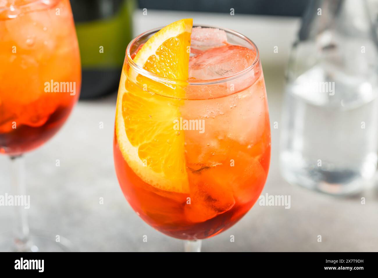 Cocktail fresco e rinfrescante Aperol Spritz con champagne e soda Foto Stock