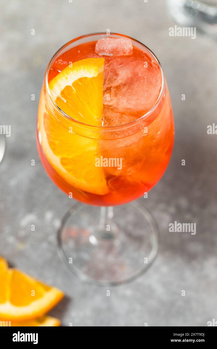 Cocktail fresco e rinfrescante Aperol Spritz con champagne e soda Foto Stock