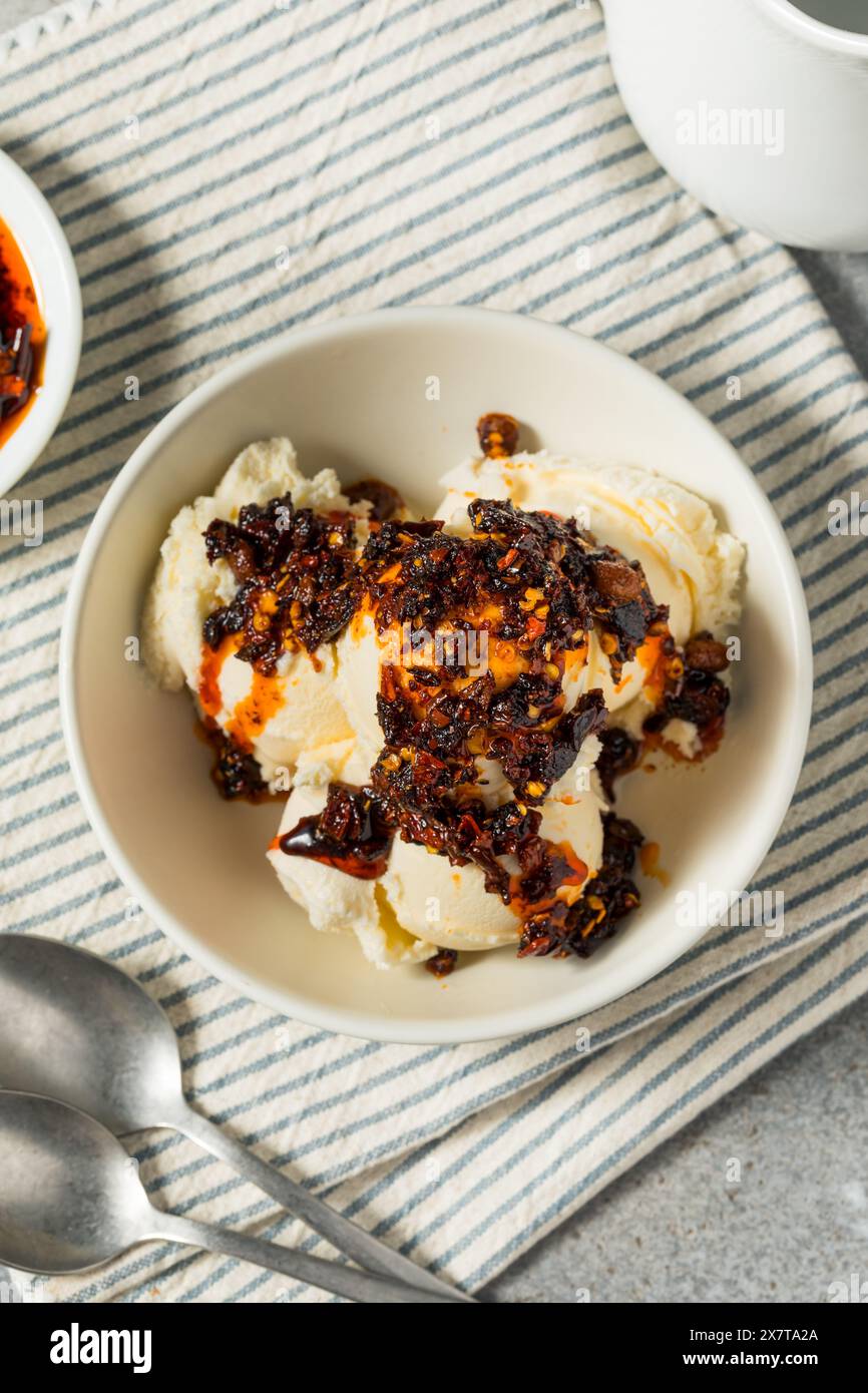 Gelato fresco e piccante al peperoncino in una ciotola Foto Stock