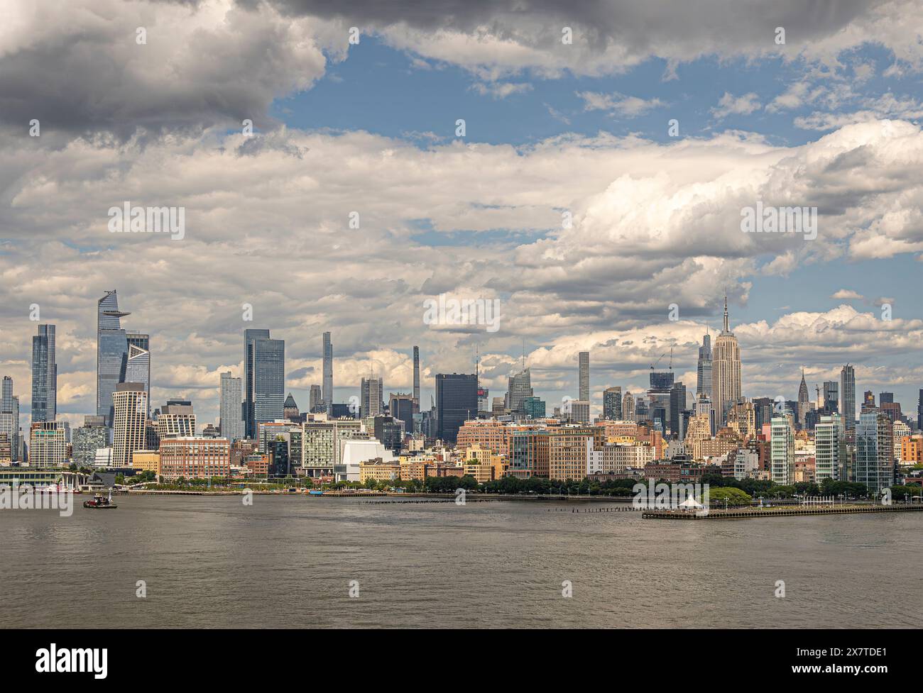 New York, NY, Stati Uniti - 1 agosto 2023: Grattacielo di 30 Hudson Yards nella giungla urbana di edifici fino all'Empire State Building City scape sotto la nuvola blu Foto Stock