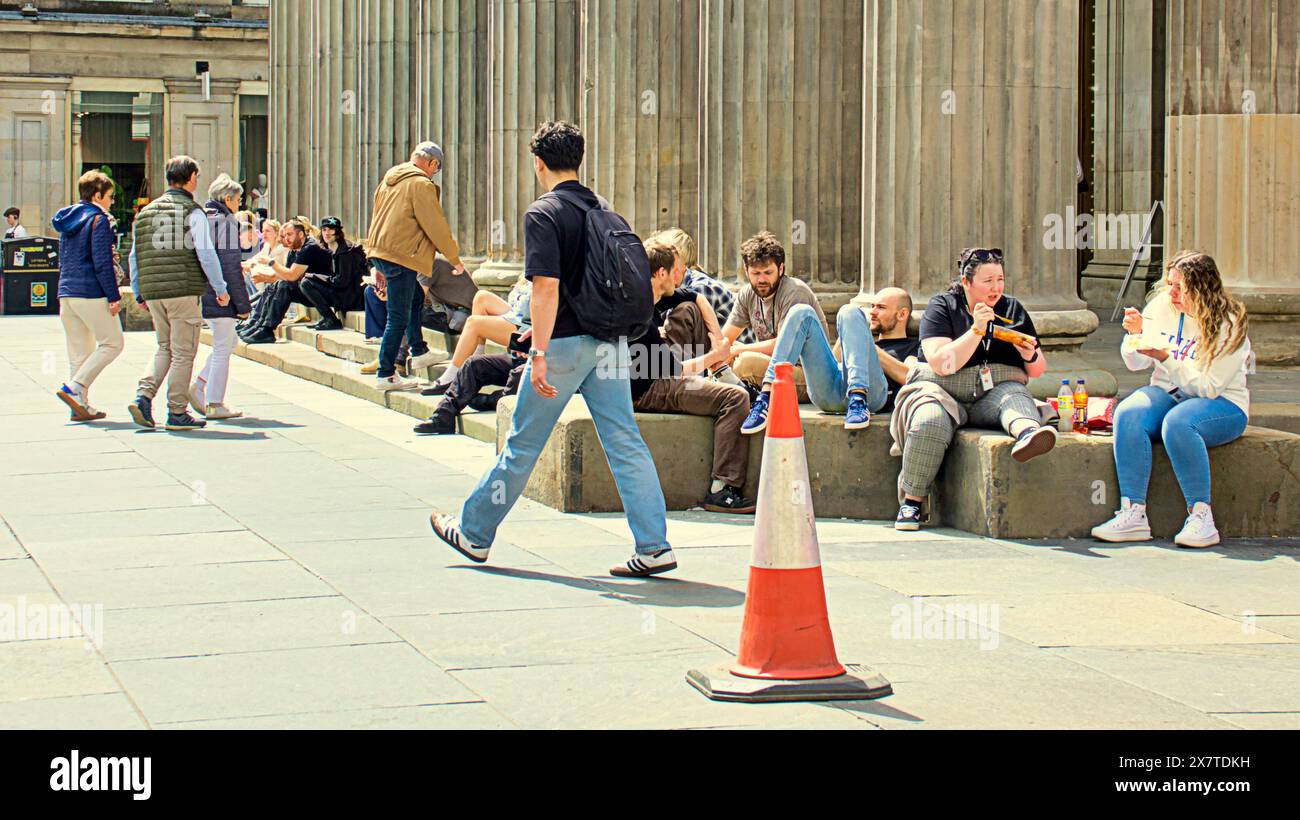 Glasgow, Scozia, Regno Unito. 21 maggio 2024: Regno Unito Meteo: Il tempo caldo ha visto l'arrivo dell'estate mentre la gente del posto e i turisti in città sono andati in centro all'ora di pranzo. Credit Gerard Ferry/Alamy Live News Foto Stock