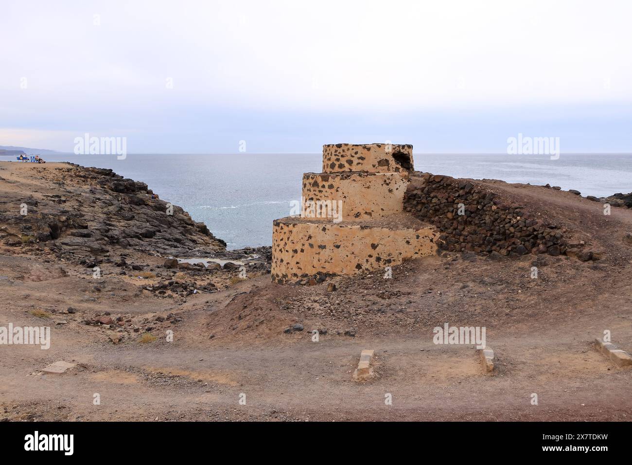 El Cotillo, Fuerteventura, Isole Canarie, Spagna - 21 novembre 2023: La vecchia torre (toston) è in costruzione in una giornata nuvolosa Foto Stock