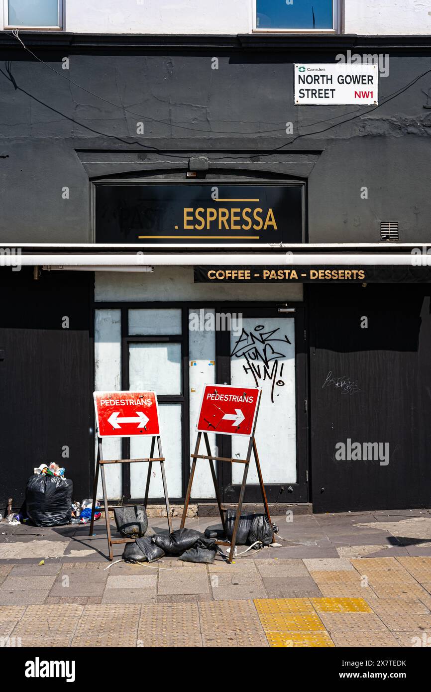 Segnaletica pedonale in conflitto a Kings Cross, Londra Regno Unito Foto Stock