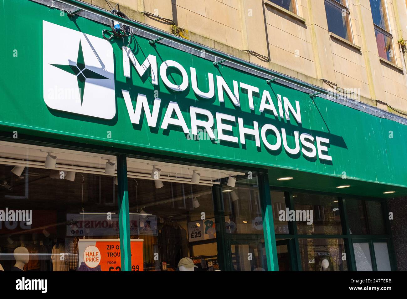 Cartello Mountain Warehouse all'esterno di un negozio al dettaglio, Ayr, Ayrshire, Scozia, Regno Unito Foto Stock