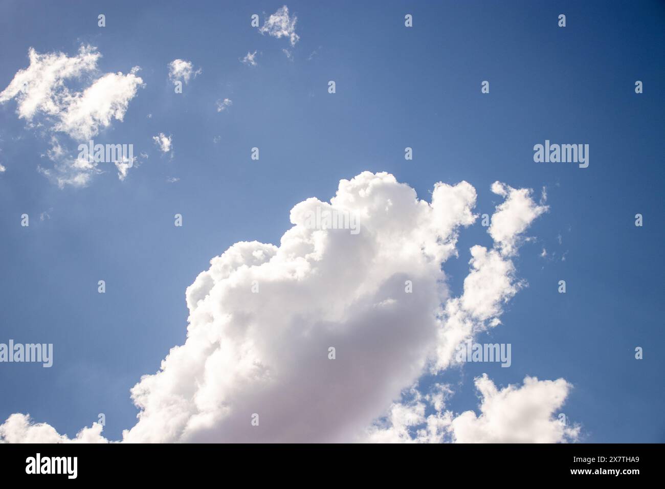 Bellissime nuvole a forma di cavolfiore nel cielo blu in una giornata di primavera assolata Foto Stock